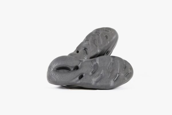 Yeezy Foam RNR Onyx - 47 - Image 4