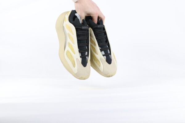 Yeezy 700 V3 Safflower - 41 1/3 - Image 5