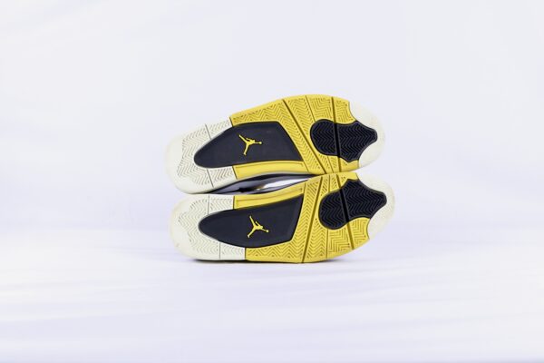 Jordan 4 Retro Vivid Sulfur - 42,5 - Image 2