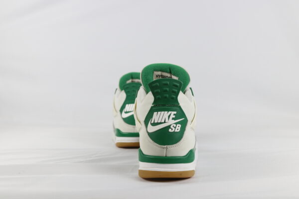 Jordan 4 Retro SB Pine Green - 42,5